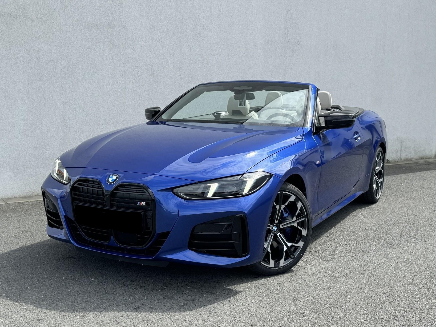 BMW M440i xDrive cabrio | facelift | nové české auto skladem | sportovní stylový cabriolet | luxusní modrá s bílou kůží | super výbava | výhodná cena | ihned k předání | nákup online | AUTOiBUY.com